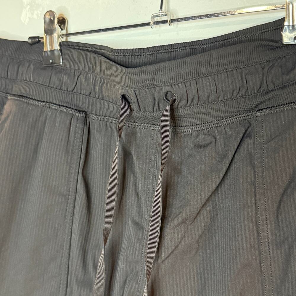 lululemon dance studio high-rise 3.5" black shorts size 12 - Picture 3 of 8